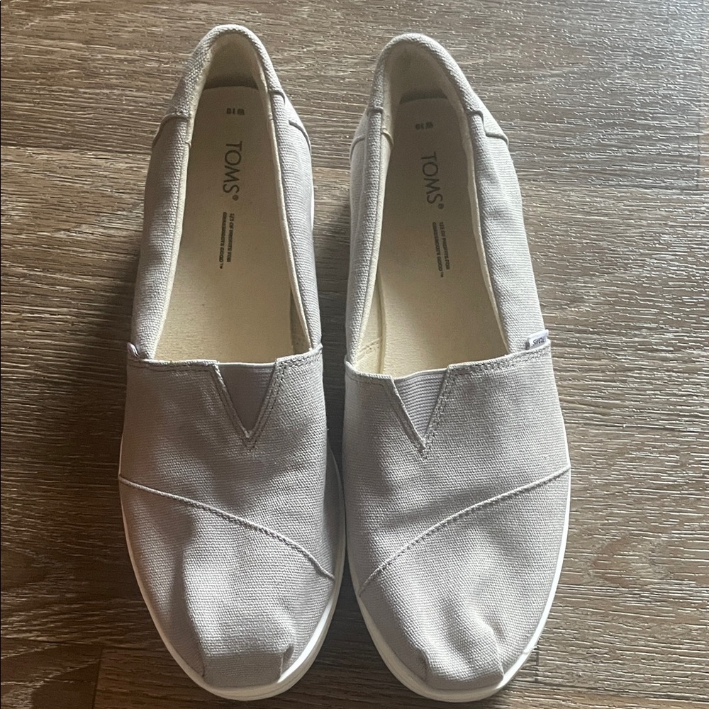 TOMS Women's Light Gray Canvas Loafers